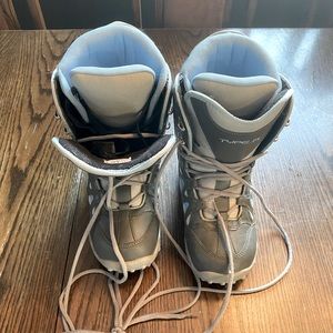 Size 9 Evolution snowboard boots. Ladies. EUC